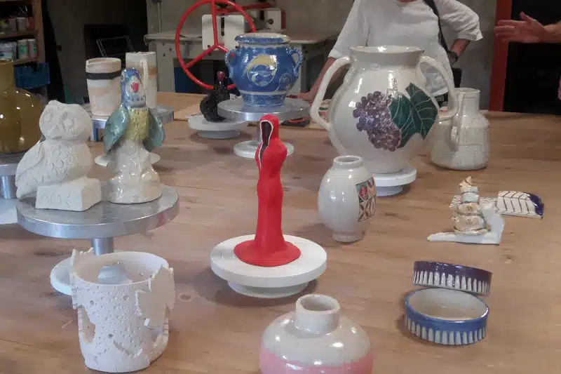 Exposition des élèves, cours de poterie hebdomadaire