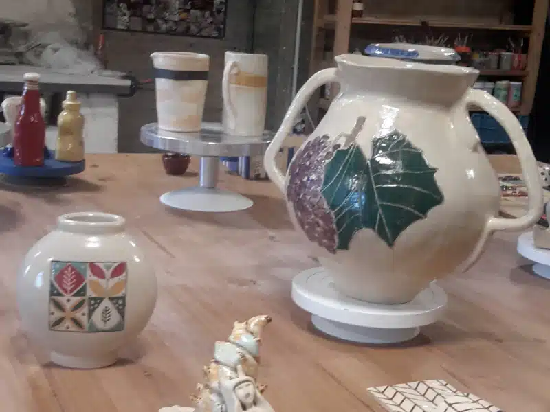 Exposition des élèves, cours de poterie hebdomadaire