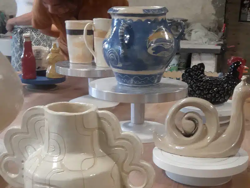 Exposition des élèves, cours de poterie hebdomadaire